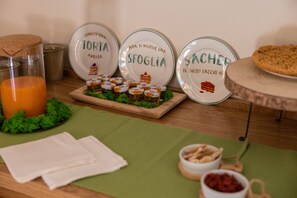 A table with plates, jars, and a pie. - Tenuta Pascarella Bed And Breakfast (Frasso Telesino)