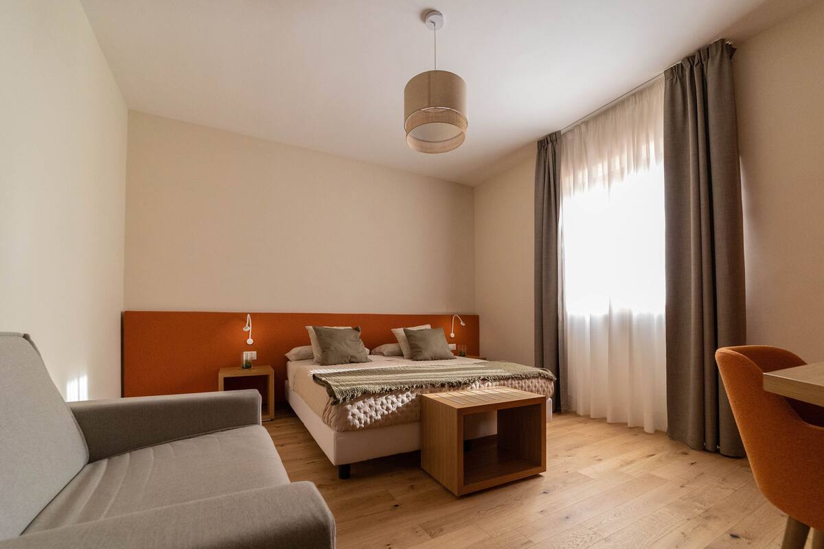 Tremannsrom – deluxe | Safe på rommet, skrivebord, strykejern/-brett og wi-fi (inkludert)
