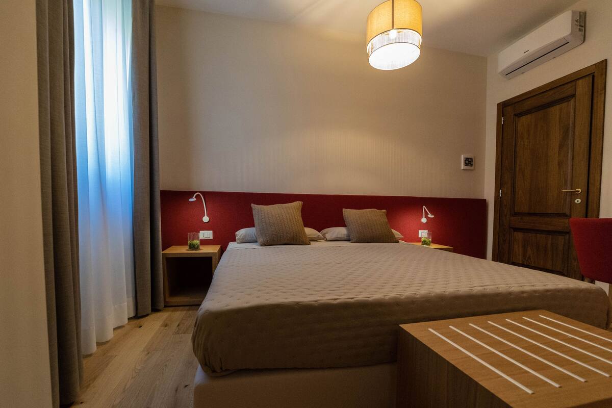 Rom – deluxe | Safe på rommet, skrivebord, strykejern/-brett og wi-fi (inkludert)