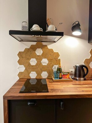 Kjøleskap, mikrobølgeovn, kokeplater og oppvaskmaskin