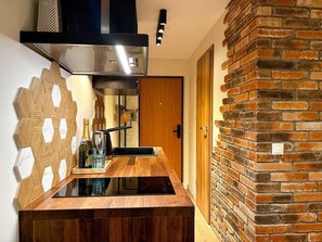 Kjøleskap, mikrobølgeovn, kokeplater og oppvaskmaskin