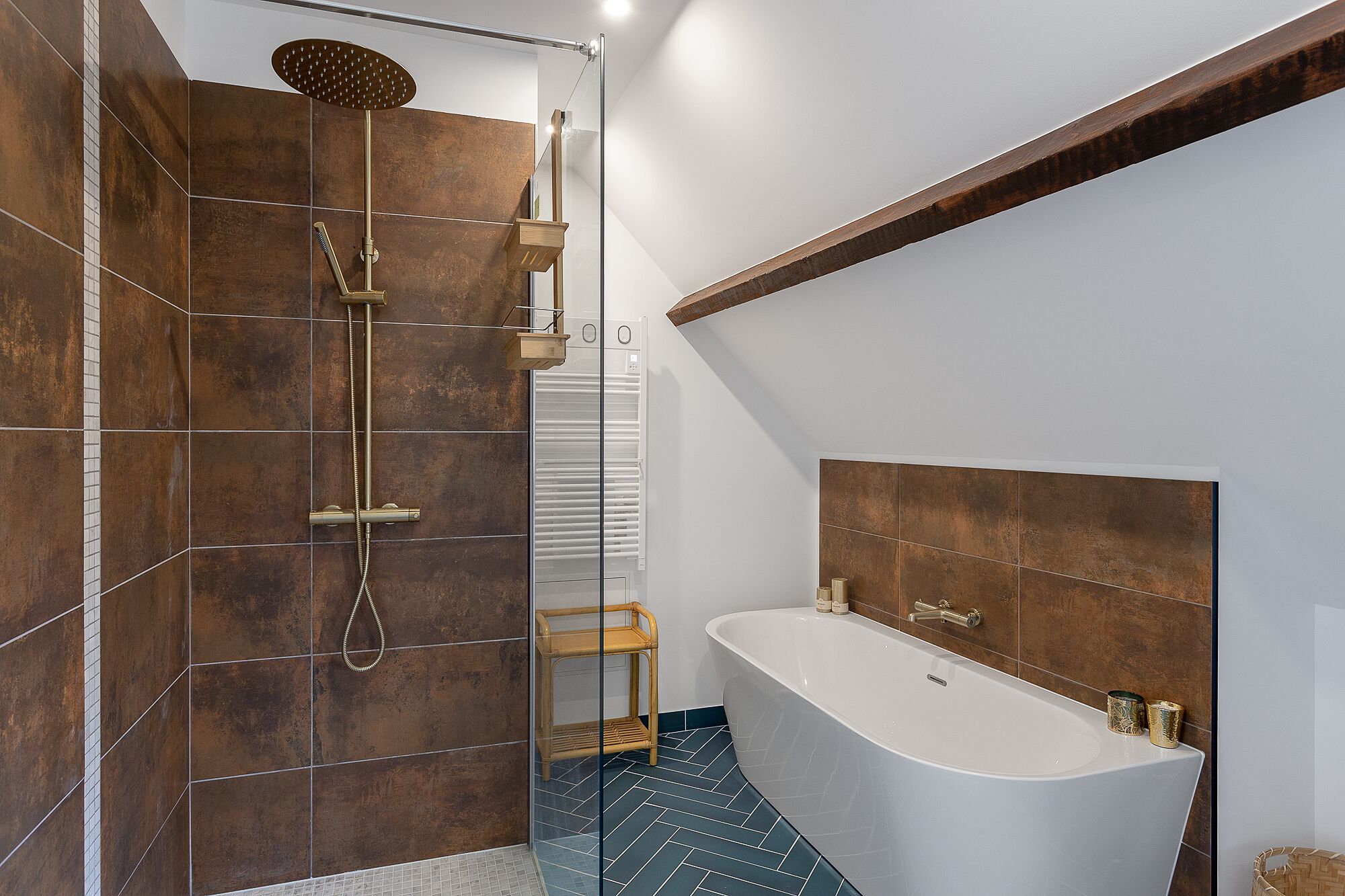 Een douche, een haardroger, handdoeken, zeep