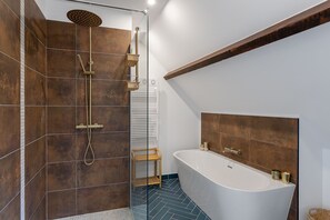 Douche, sèche-cheveux, serviettes fournies, savon