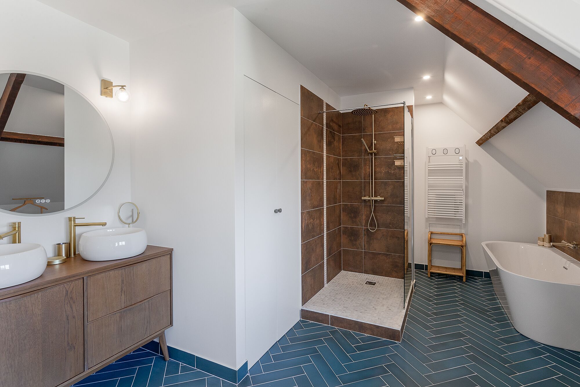 Ducha, secador de pelo, toallas y jabón