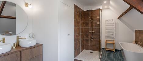 Ducha, secador de pelo, toallas y jabón