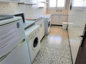 Fridge, microwave, oven, coffee/tea maker