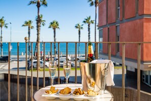 Outdoor dining - Modern Beachfront Apartment with Balcony & Stunning Sea Views in Barceloneta (Barcelona)