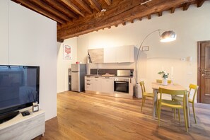 Kühlschrank, Ofen, Geschirrspüler, Wasserkocher mit Kaffee-/Teezubehör