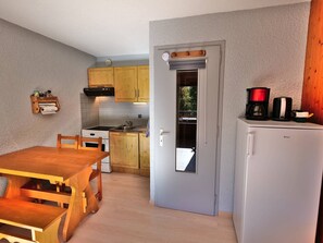 Fridge, coffee/tea maker, toaster - Cozy studio for 4 with balcony, peaceful and near slopes (Le Grand-Bornand)