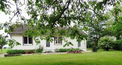 Charmant GĂźte Familial avec Grand Jardin et Confort Moderne Ă Bengy-sur-Craon