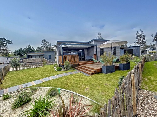 Luxury Chalet - Sleeps 7 - Heated Pool - WIFI - Near Beach & Shops