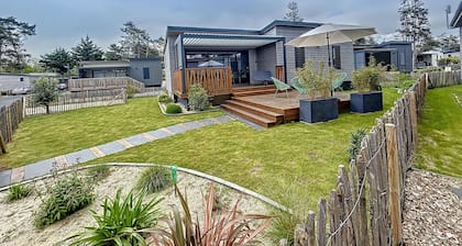 Luxury Chalet - Sleeps 7 - Heated Pool - WIFI - Near Beach & Shops