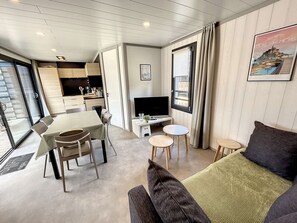 Tv och ett bordtennisbord