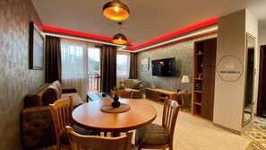 Smart-TV, Tischtennisplatte, Bücher