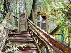 Property grounds - Family-Friendly Treehouse with Modern Comforts, Farm Animals, Pool, and Fishing Near Historical Sites (Saint-Thomas-de-Courceriers)