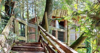 Family-Friendly Treehouse with Modern Comforts, Farm Animals, Pool, and Fishing Near Historical Sites