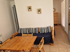 Dining - Cozy Ground Floor Apartment with Garden, Near Beach & Port in Hyères (Hyères)