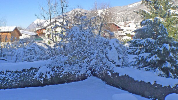 A snowy landscape with houses and a mountain in the background. - Cozy studio in village center, pets allowed, private parking (Samoëns)