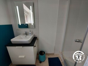Towels - Charming Renovated Stone House on a Farm with Modern Amenities, Near Scenic Trails (Champéon)