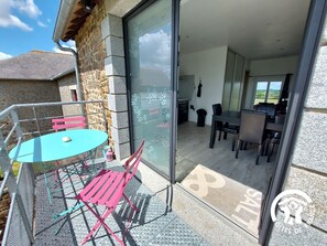 Outdoor dining - Charming Renovated Stone House on a Farm with Modern Amenities, Near Scenic Trails (Champéon)