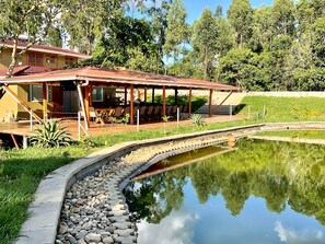 Zona d'estar exterior coberta amb piscina i un camí de pedra.