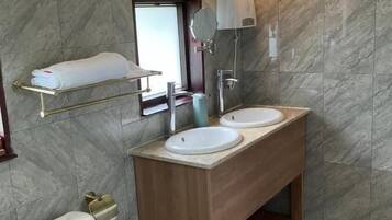 Douche, douche à « effet pluie », sÚche-cheveux, peignoirs