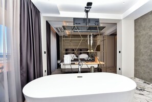 5 chambres, coffres-forts dans les chambres, fer et planche à repasser