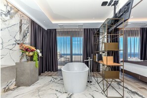 5 bedrooms, in-room safe, iron/ironing board, free WiFi