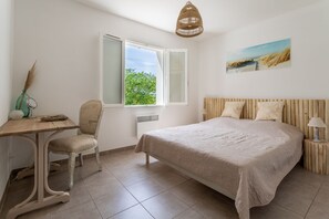 3 chambres, bureau, fer et planche à repasser, lit de bébé portatif