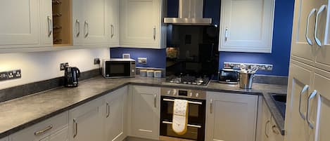 House | Private kitchen | Fridge, microwave, oven, stovetop