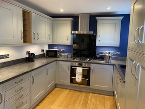 House | Dapur peribadi | Peti sejuk, ketuhar gelombang mikro, ketuhar, dapur