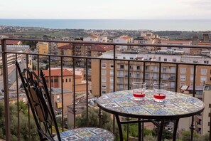 Kahden hengen deluxe-huone (yksi tai kaksi sänkyä), 1 makuuhuone, parveke, merinäköala | Parveke