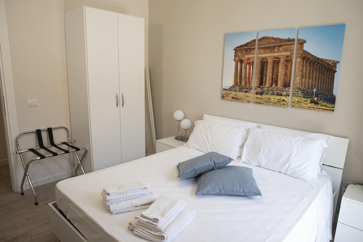 Deluxe driepersoonskamer, 1 slaapkamer, balkon, uitzicht op zee | Luxe beddengoed, donzen dekbedden, pillowtop-bedden