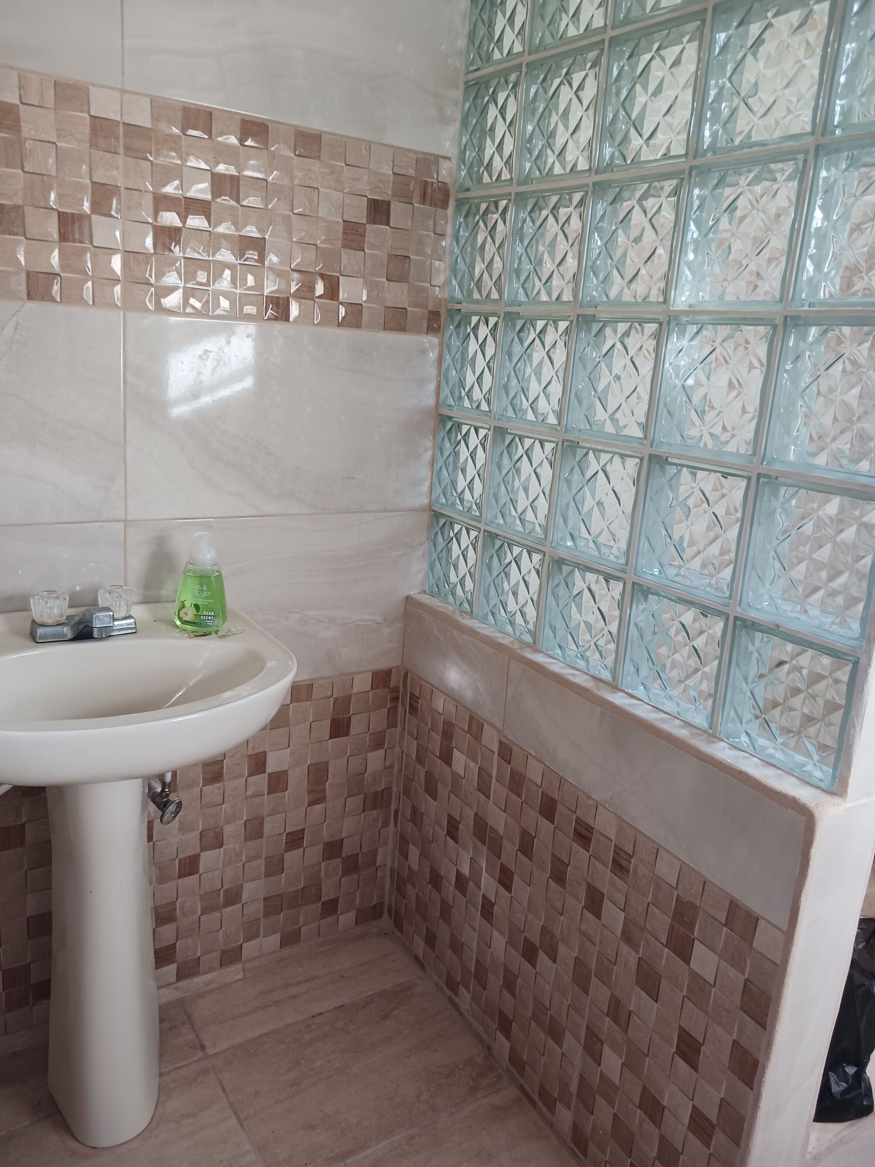 Toallas, jabón, shampoo, papel de baño 