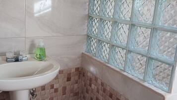 Toallas, jabón, shampoo, papel de baño