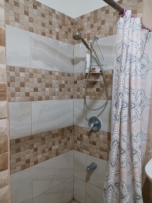 Toallas, jabón, shampoo, papel de baño