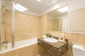 Deluxe 2BR Apartment  - Marina View | Bad | Badekar, toalettartikler (inkludert), hårføner og badekåper