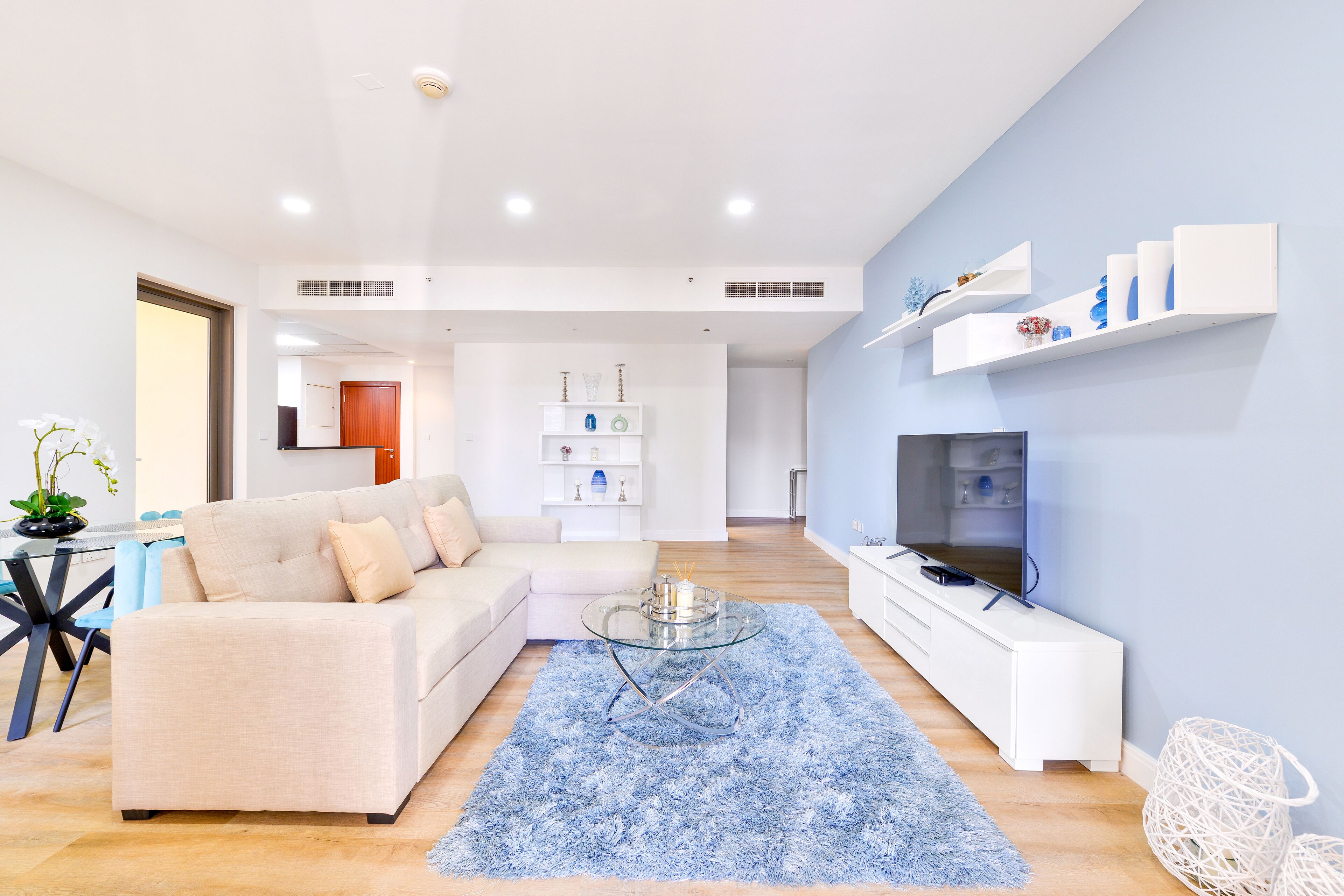 Deluxe 1BR Apartment  - Marina View | Wohnbereich | 55-Zoll-Smart-TV mit Kabelempfang, Fernseher