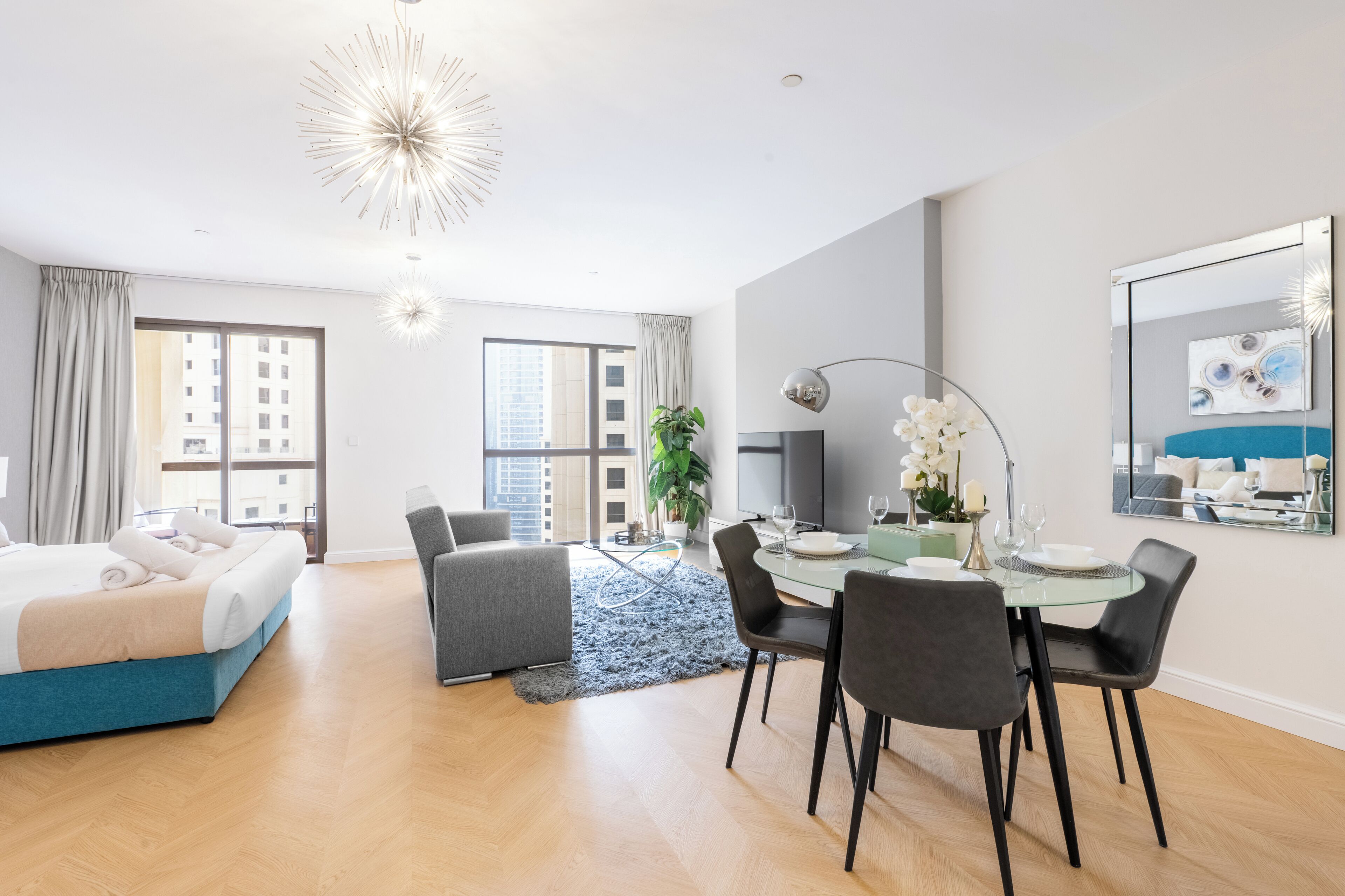 Deluxe-Apartment | Zimmersafe, Schreibtisch, Verdunkelungsvorhänge, Bügeleisen/Bügelbrett