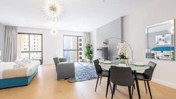 Deluxe Apartment | Peti besi dalam bilik, meja, langsir/tirai gelap terus