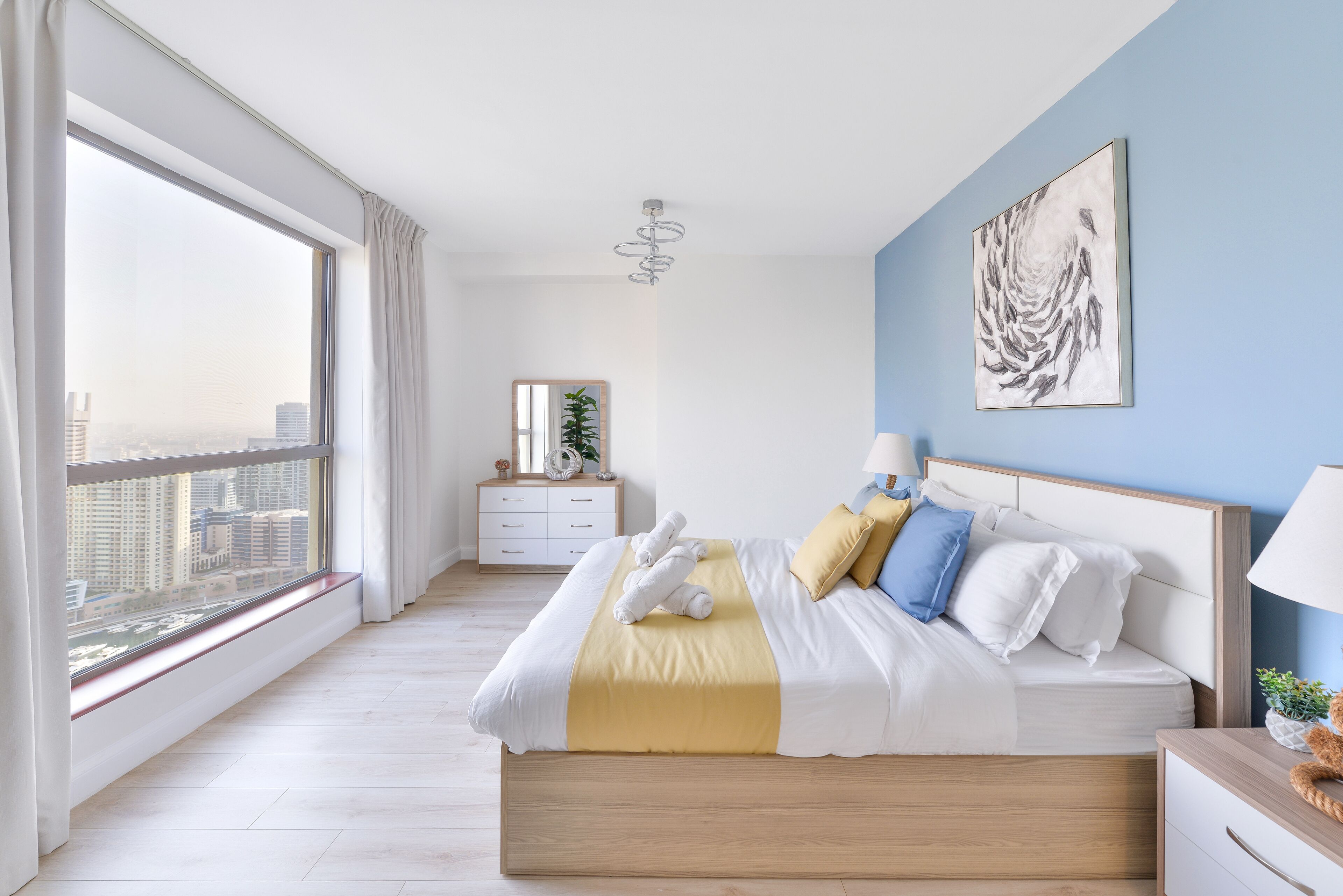 Deluxe 2BR Apartment  - Marina View | Peti besi dalam bilik, meja, langsir/tirai gelap terus 
