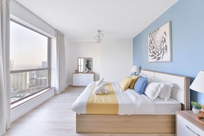 Deluxe 2BR Apartment - Marina View | Caja de seguridad en la habitación, escritorio y cortinas blackout
