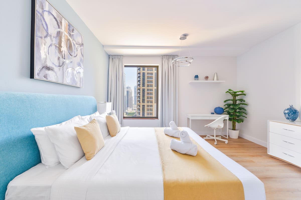 Deluxe 1BR Apartment - Marina View | 2 camere, una cassaforte in camera, una scrivania, tende oscuranti