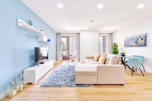 Deluxe 1BR Apartment  - Marina View | Wohnbereich | 55-Zoll-Smart-TV mit Kabelempfang, Fernseher