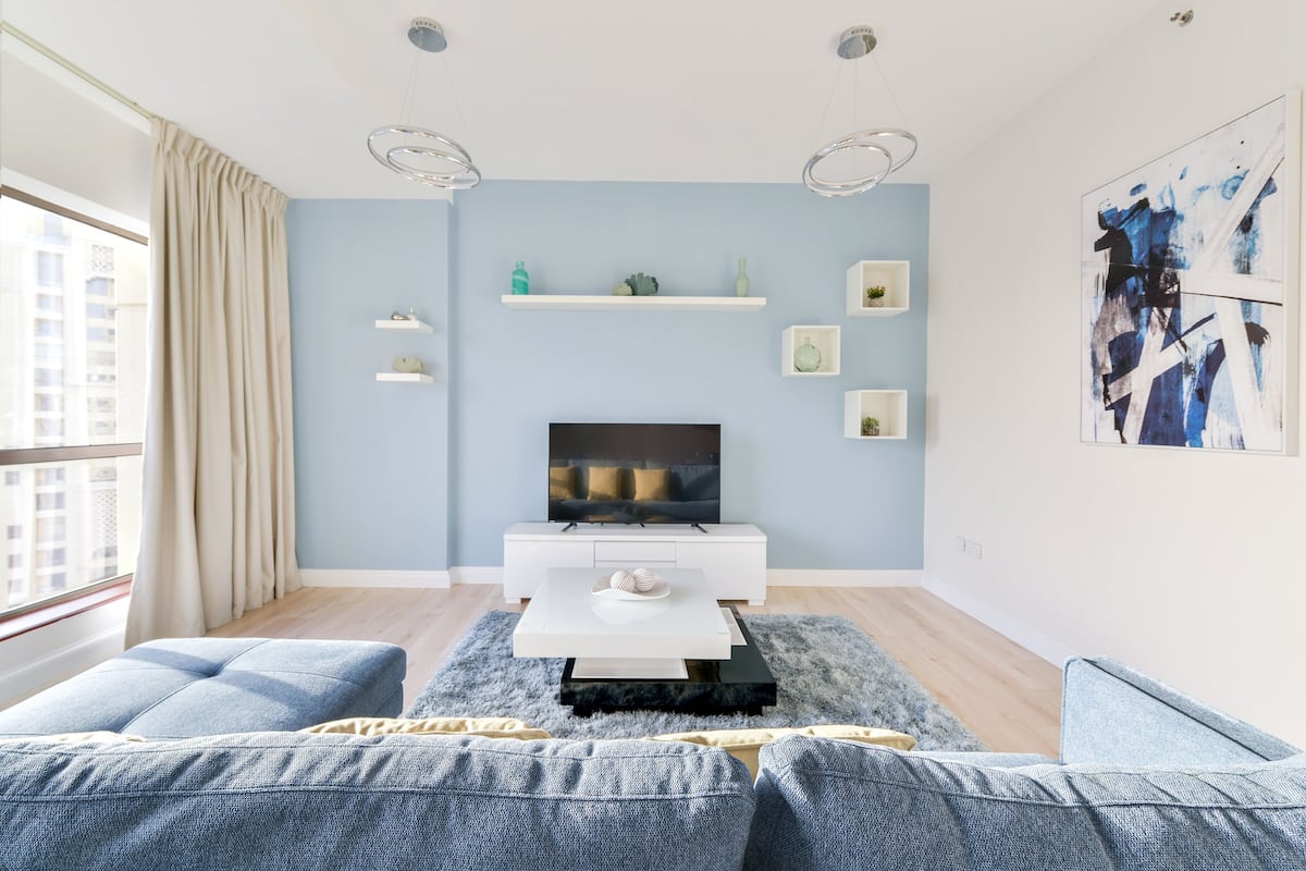 Deluxe 2BR Apartment - Marina View | Area soggiorno | Smart TV 55 pollici con canali via cavo, TV