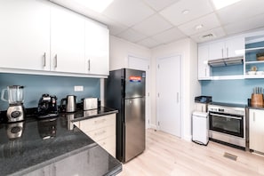 Deluxe 2BR Apartment - Marina View | Cozinha privada | Geladeira grande, micro-ondas, fogão, cooktop