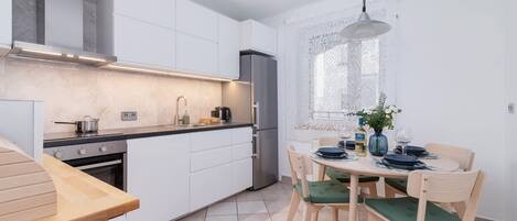 Refrigerador, microondas, horno y parrilla de estufa