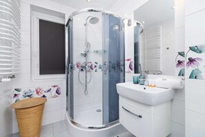 Shower, shampoo