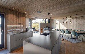 Réfrigérateur, micro-ondes, plaque de cuisson, lave-vaisselle