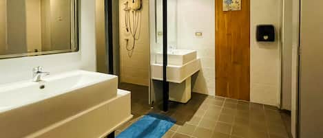 4 bunk bed mixed dorm room | Shared bathroom